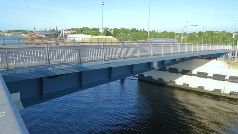 Slow rising drawbridge, drawbridge across the river Vídeo Stock 81262292