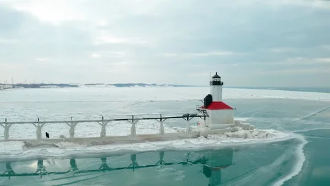 Slow Rotation Around Lighthouse in Winter Stockbeeldmateriaal 108148427