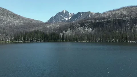 Slow Shot of Lake with Mountain in the Background 库存影片 201446005