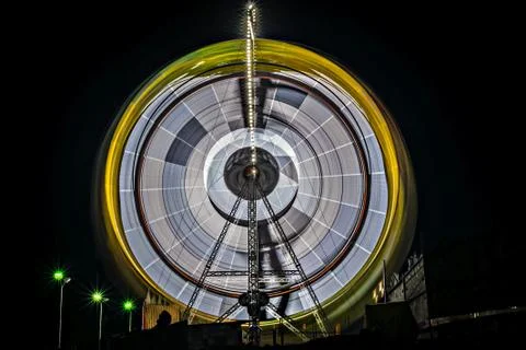 Slow shutter, night image of a spinning giant wheel in funfair in Pune, Mahar Stock Photos