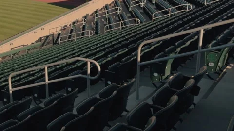 Slow steady glide across empty baseball stadium seats and railings 库存影片 333149810