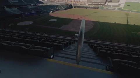 Slow steady right to left glide across empty baseball stadium and field from 库存影片 333149657