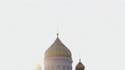 Slow tiliting shot of Christ The Savior Cathedral in Moscow during the sunset Видео 64812965