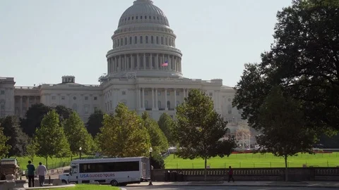 Slow tilt of DC Capitol Building with tourists, 4K Vídeos de archivo 71357403