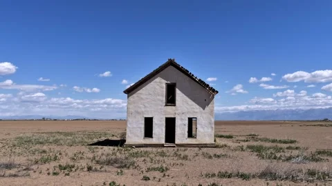 Slow Timelapse Approaching an Abandoned White House in the Desert Southwest Stockbeeldmateriaal 336693886
