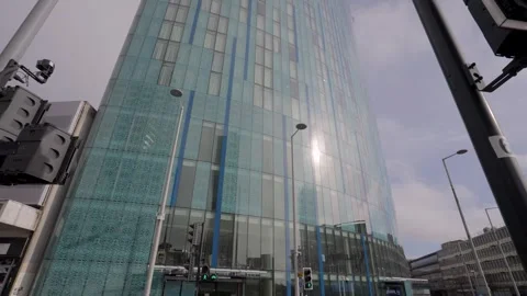 Slow titling shot of the Radisson Blu hotel skyscraper in Birmingham Vídeo Stock 273373827