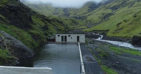 Slow tracking aerial of abandoned pool with foggy mountains Видео 79834617