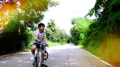 Slow two boy rid bicycle in the park 库存影片 81885095