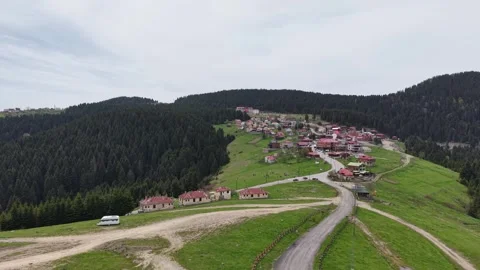 Slow Upward Drone Shot of Scenic Mountain Plateau with Traditional Vídeos de archivo 337906152