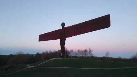 A slow vertical drone climb toward the iconic Angel of the North Видео 327195689