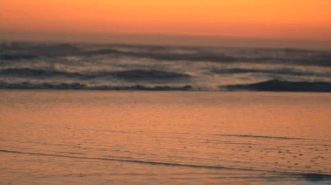 Slow waves on sunset beach Video stock 502355