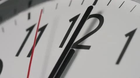 Slow zoom in to a clock face as the clock strikes midnight, or midday Vidéo 60828679