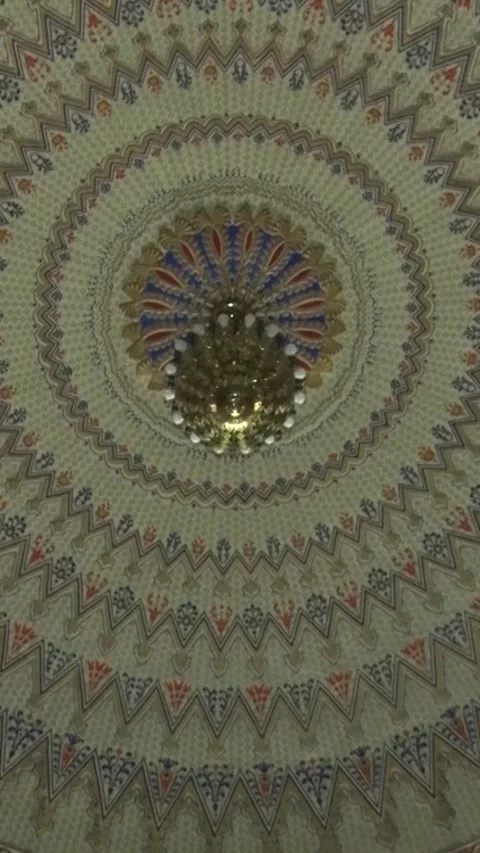 Slow Zoom on Ornate Ceiling and Golden Chandelier of Synagogue Vidéo 329700656