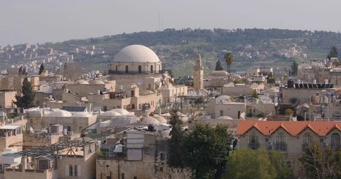 Slow zoom out from dome of synagogue Hurva in old city of Jerusalem 스톡 동영상 105898792