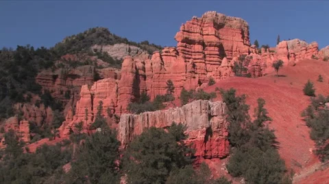 Slow zoom of Red Stone Cliffs in southern Utah 스톡 동영상 55735116