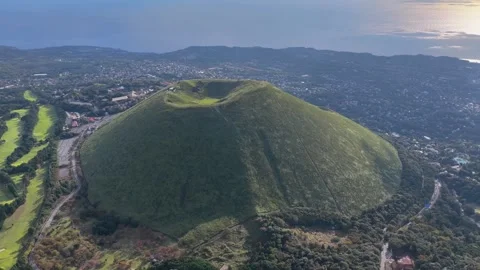 Slowly Advancing Over Mount Omuro’s Green Crater in Ito, Japan Video stock 342234078