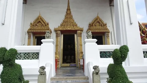Slowly approaching one of the temples in Wat Pho with a stabilizer Stock Footage 129937684