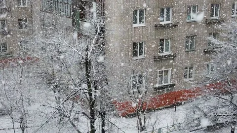 Slowly falling snow in the old town in winter Video stock 151523632