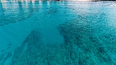 Slowly flying over clear blue water towards Waikiki beach, Hawaii. Video stock 109455078