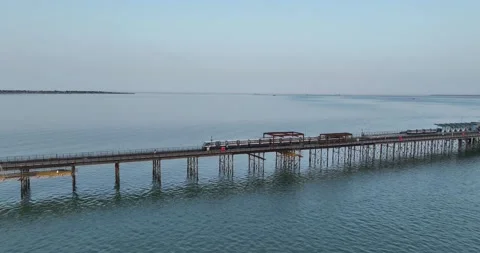Slowly moving train approach to Southend Pier terminal station Stock-Footage 202226034