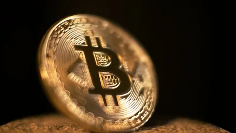 Slowly panning Bitcoin Shot Vidéo 81695702