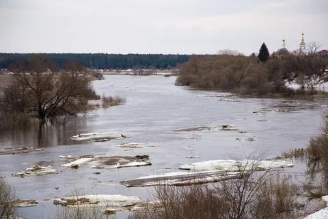 Slowly, small ice floes float down the river. Spring, snow melts Foto stock