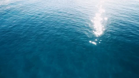 Slowly tilting up from clear blue water, revealing Diamond Head, Hawaii. Video stock 109454897
