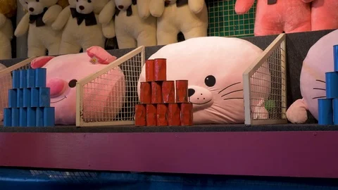 Slowmo: Ball hitting pyramid of cans on a funfair. Dream World, Thailand Vídeos de archivo 101371397