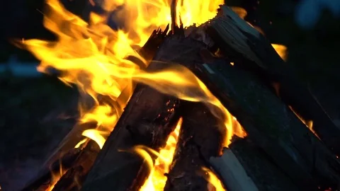 SlowMo bonfire 4 動画素材 79577769