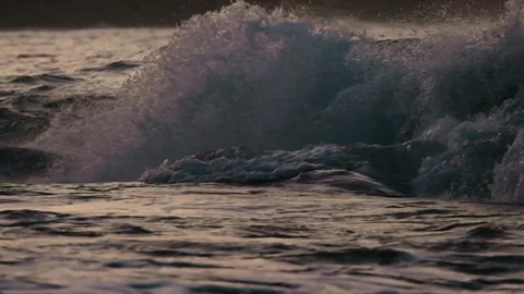 Slowmo closeup of a wave breaking in the sunset Video stock 241011231