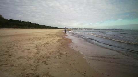 SlowMo: Man with Beard Running by the Beach at Dusk - Wide Shot Stock-Footage 130731381