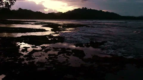 Slowmo of rocky tidepools in the sunset Video stock 241018993