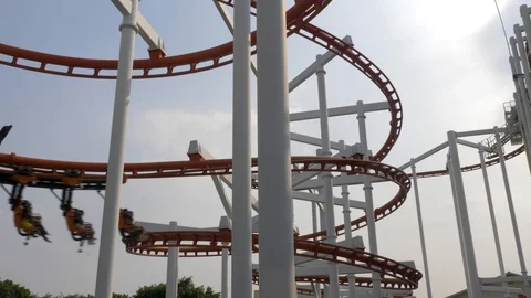 Slowmo: Roller coaster train going down in a spiral on the roller coaster Video stock 101371382
