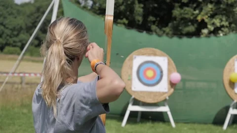 Slowmotion Archery and Axe Throwing, Bullseye and Misses Vídeo Stock 220855789