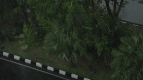 SLOWMOTION Close Up of Heavy Raindrops 库存影片 129368316