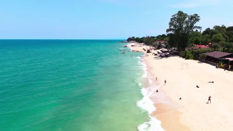 Slowmotion fly over Lamai beach Видео 334932959