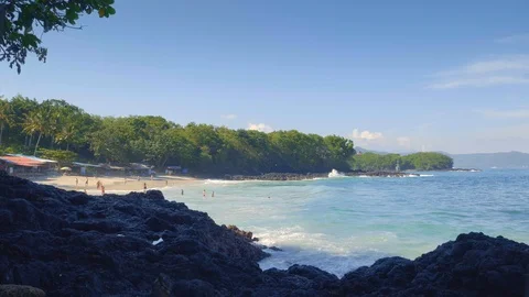 Slowmotion of huge waves in sunny day and white splashes on black rock Video stock 114689936