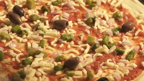 Slowmotion olives on pizza Stock-Footage 105418545