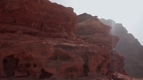 Slowmotion shot of red rocky mountain in jordan wadi rum desert 库存影片 332987285