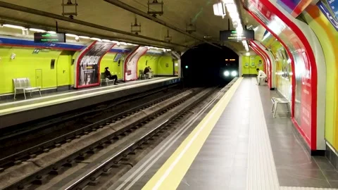 Slowmotion waiting the metro to arrive Vidéo 244612525