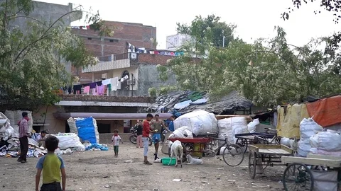 Slums in India // Favelas en India Video stock 111392953