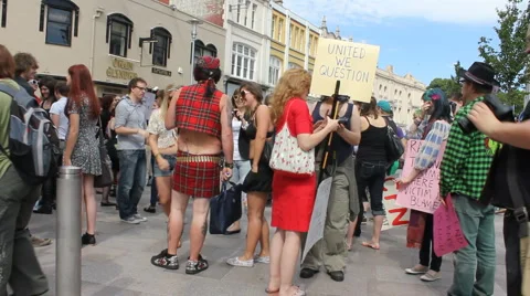 Slutwalk crowd pan Video stock 5965672