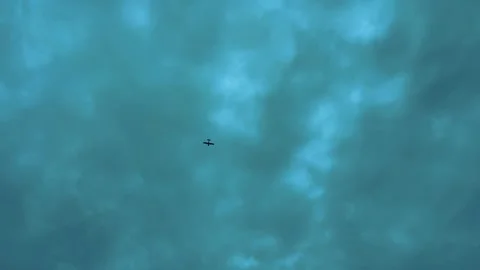 Small Aircraft Flying Across Dark Storm Clouds in Kanpur, India Stockbeeldmateriaal 344162122