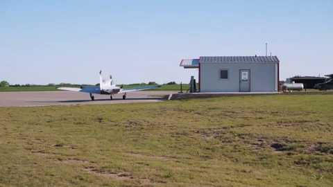 Small Aircraft Shuts Down After Flight Vídeo Stock 171725767