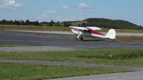 Small Airplane about to take off Vídeos de archivo 40710986