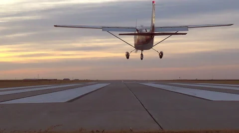 Small Airplane Landing Vídeo Stock 45504996
