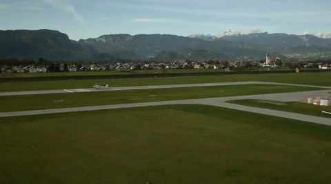 Small airplane takes off from runaway Vidéo 44907117