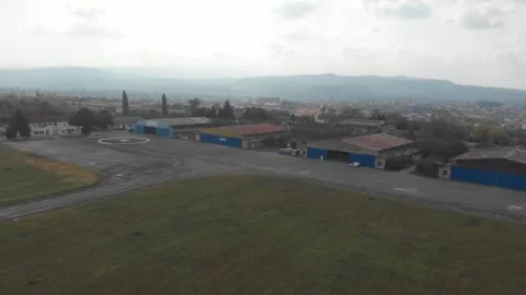 Small airport hangars pan Vidéo 260164475