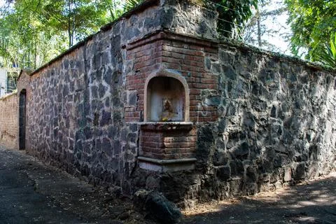 Small altar on the corner of a stone wall Stock-Fotos