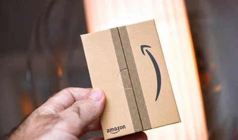 Small Amazon Prime Parcel Held in Hand Foto stock